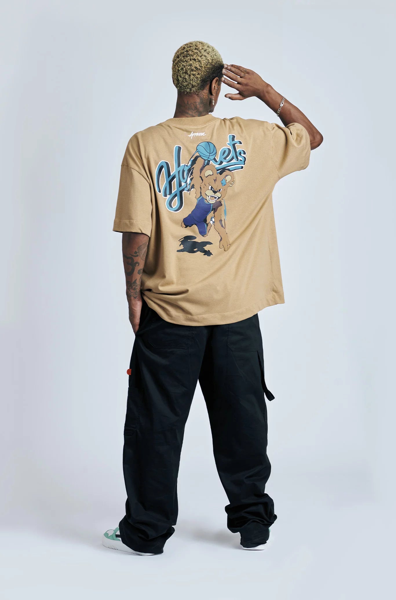 CAMISETA HUGE APPROVE X NBA BEAR HORNETS BEGE
