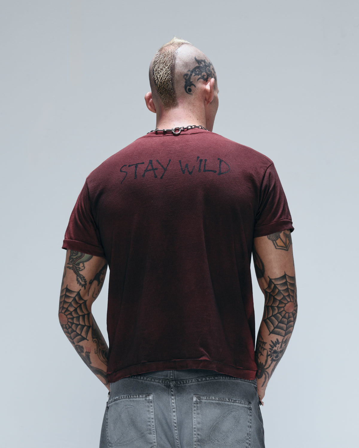 STAY WILD REGULAR GAZE TEE - BLOOD