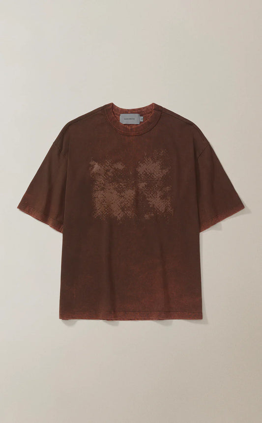 CAMISETA QC PARTICULAS BOXY STONED MARROM