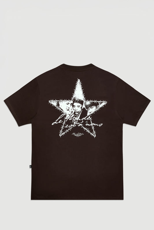 CAMISETA LE MONDE EST Á NOUS MARROM