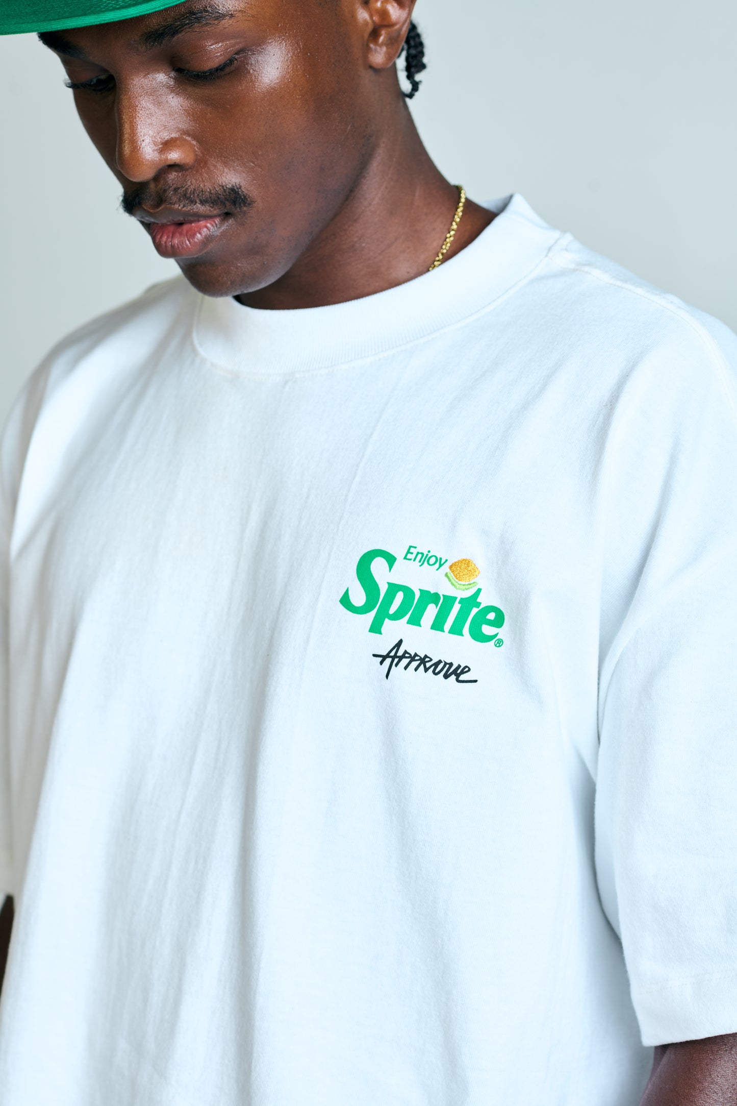 CAMISETA HUGE APPROVE X SPRITE BOTTLES OFF WHITE