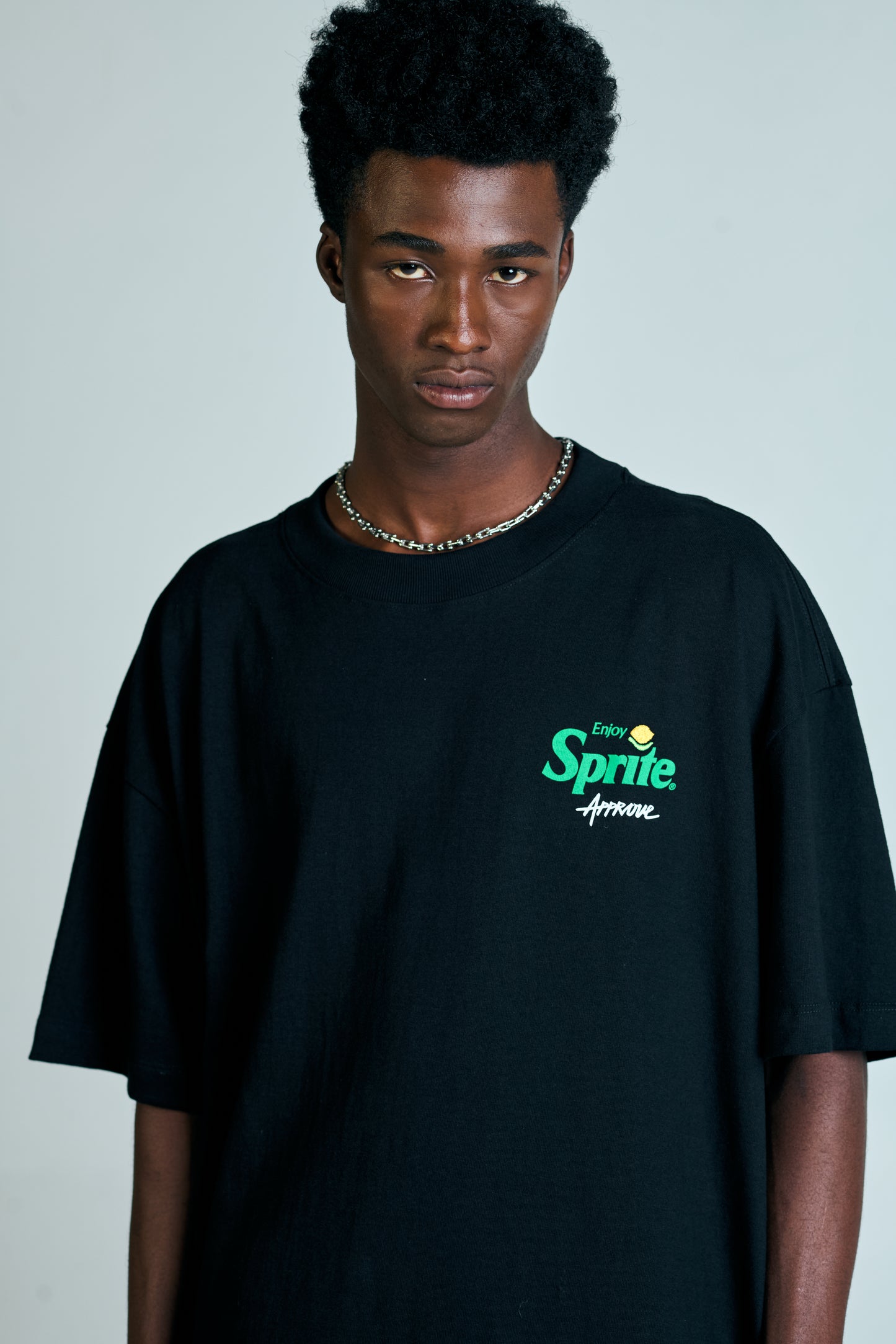 CAMISETA HUGE APPROVE X SPRITE BOTTLES PRETO