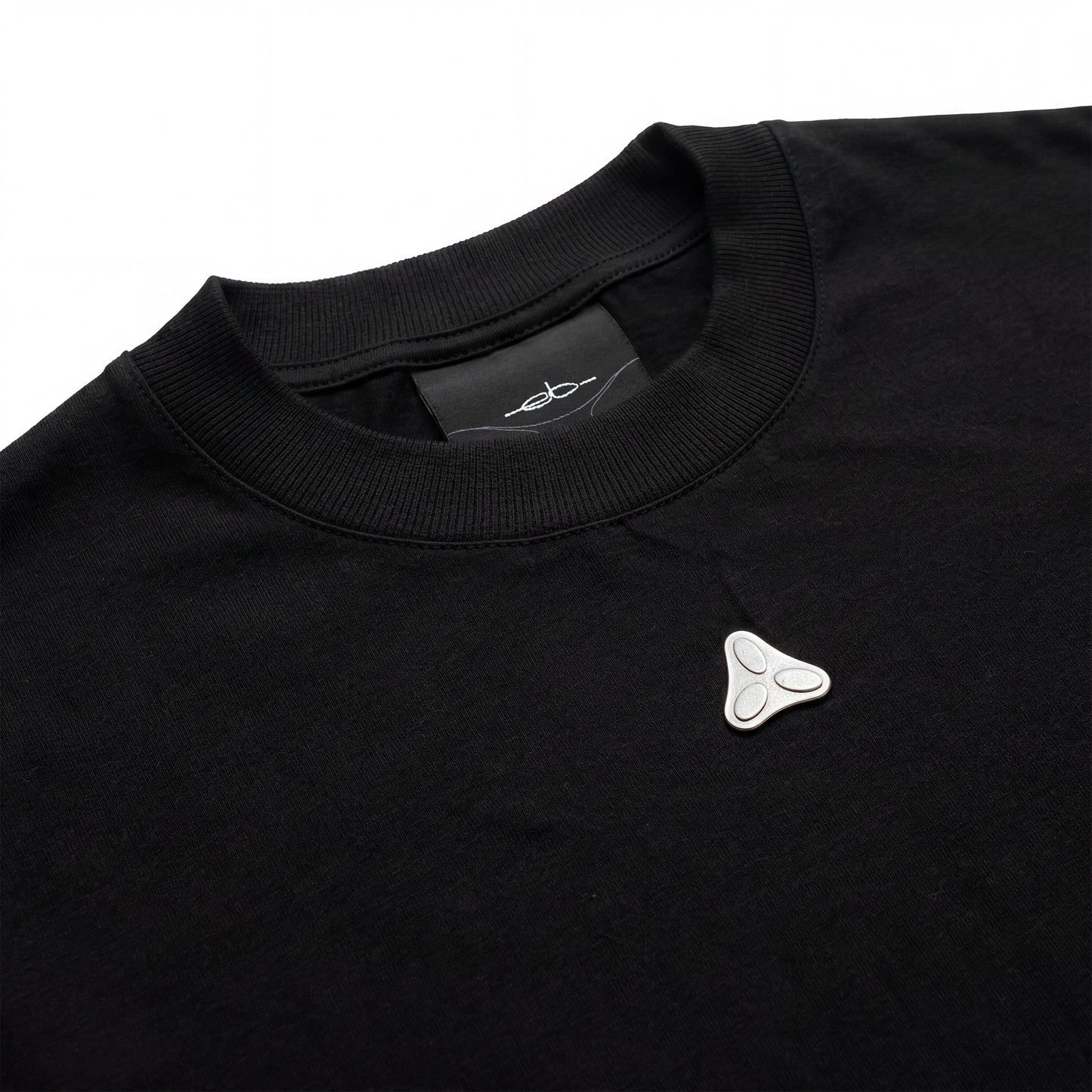 CAMISETA REGULAR   PATCH  PRETO