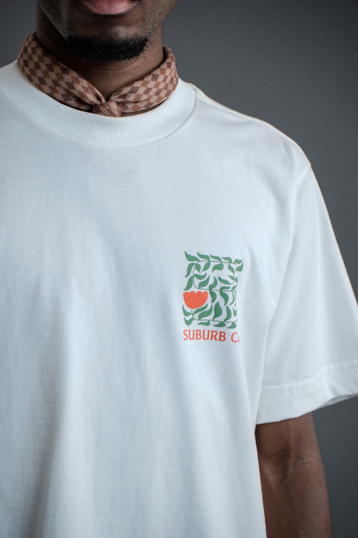 CAMISETA REGULAR FLOWERS OFF WHITE