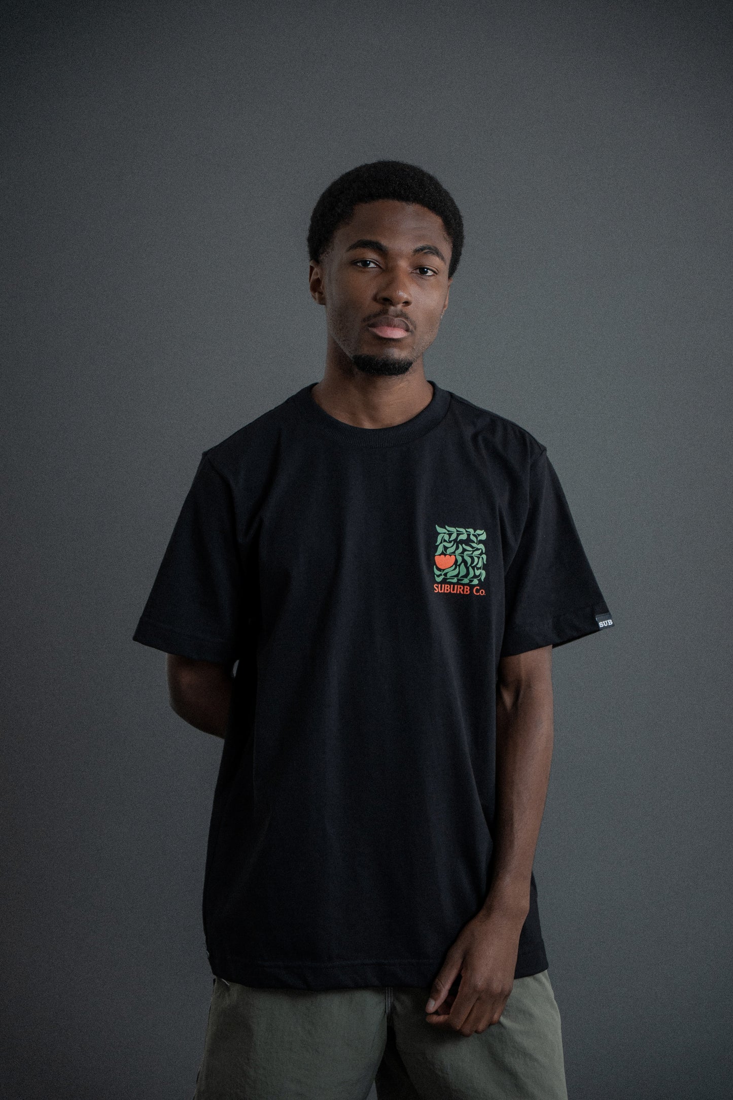 CAMISETA REGULAR FLOWERS PRETO