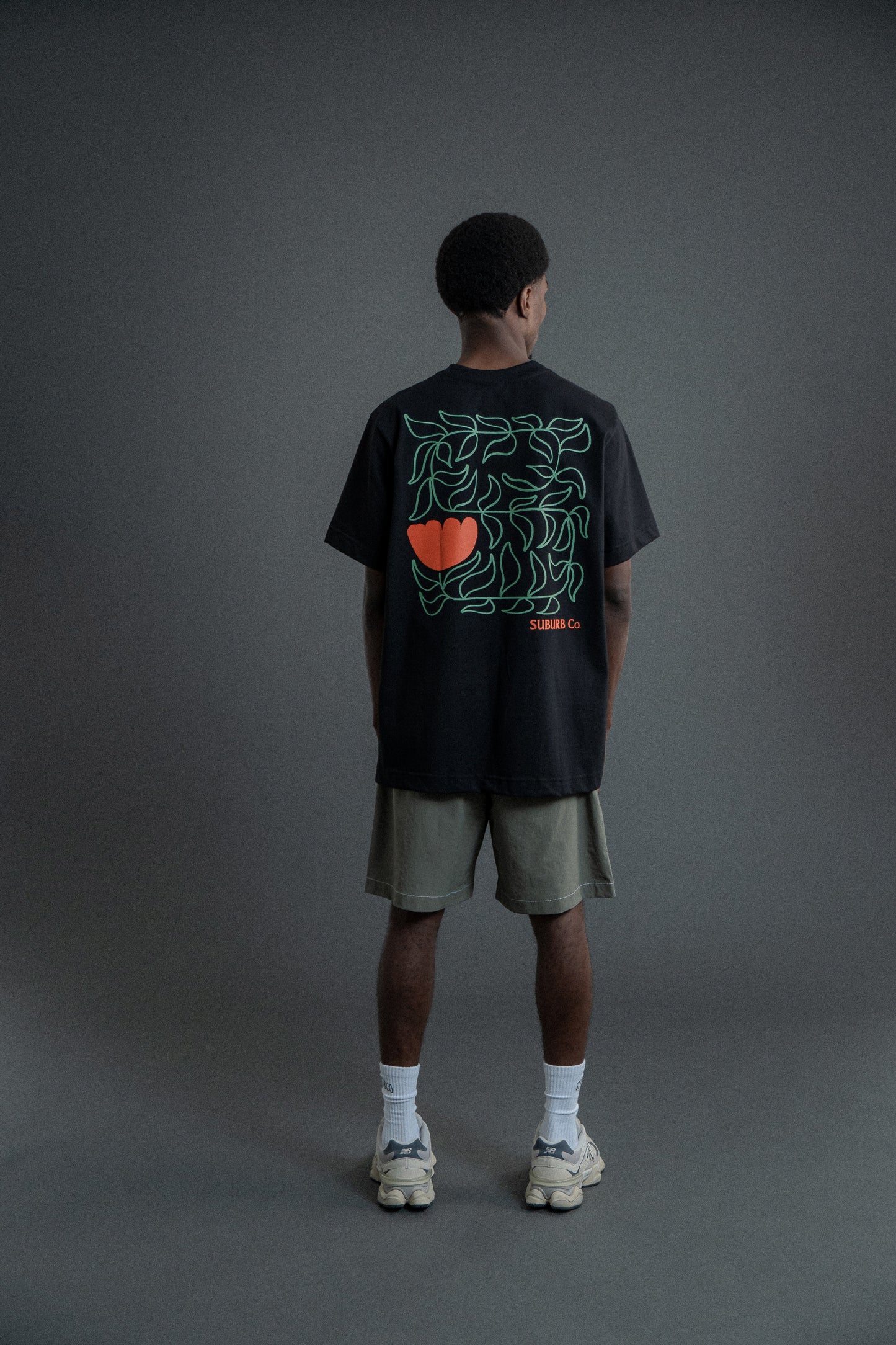 CAMISETA REGULAR FLOWERS PRETO