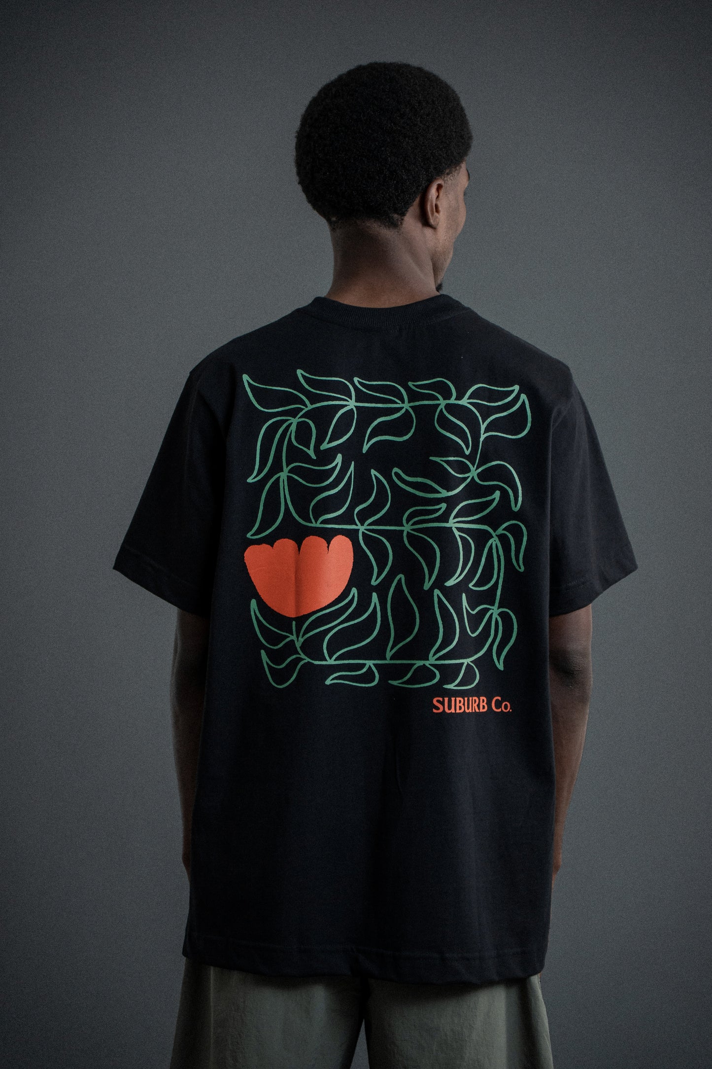 CAMISETA REGULAR FLOWERS PRETO