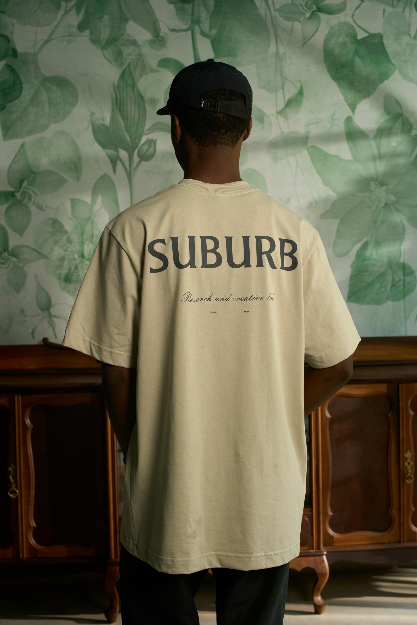 BANNER REGULAR TEE PRETO