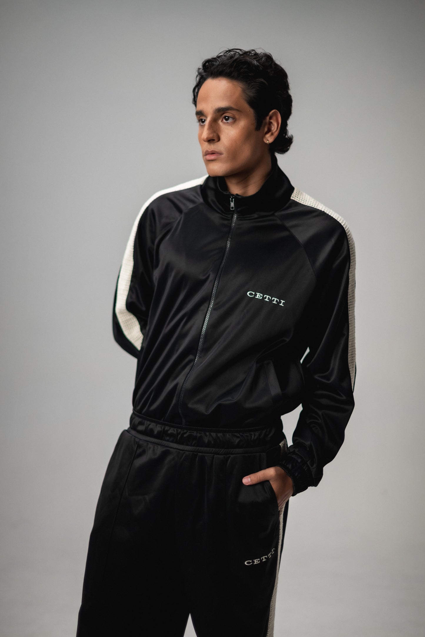 JAQUETA ESPORTIVA "VOYAGE" BLACK