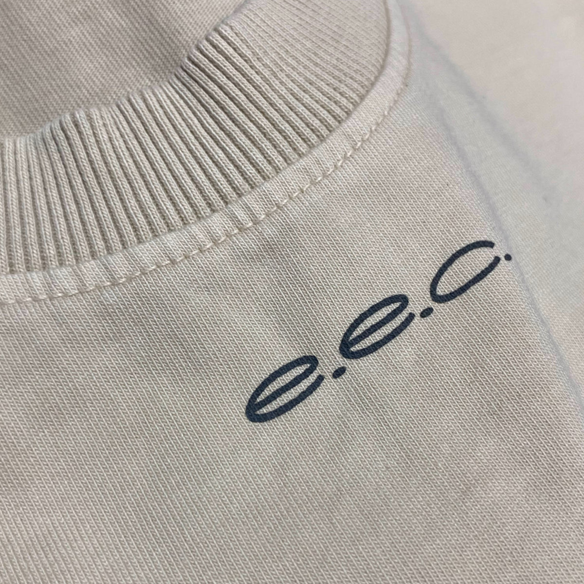 CAMISETA OVER  E.E.C. BEGE