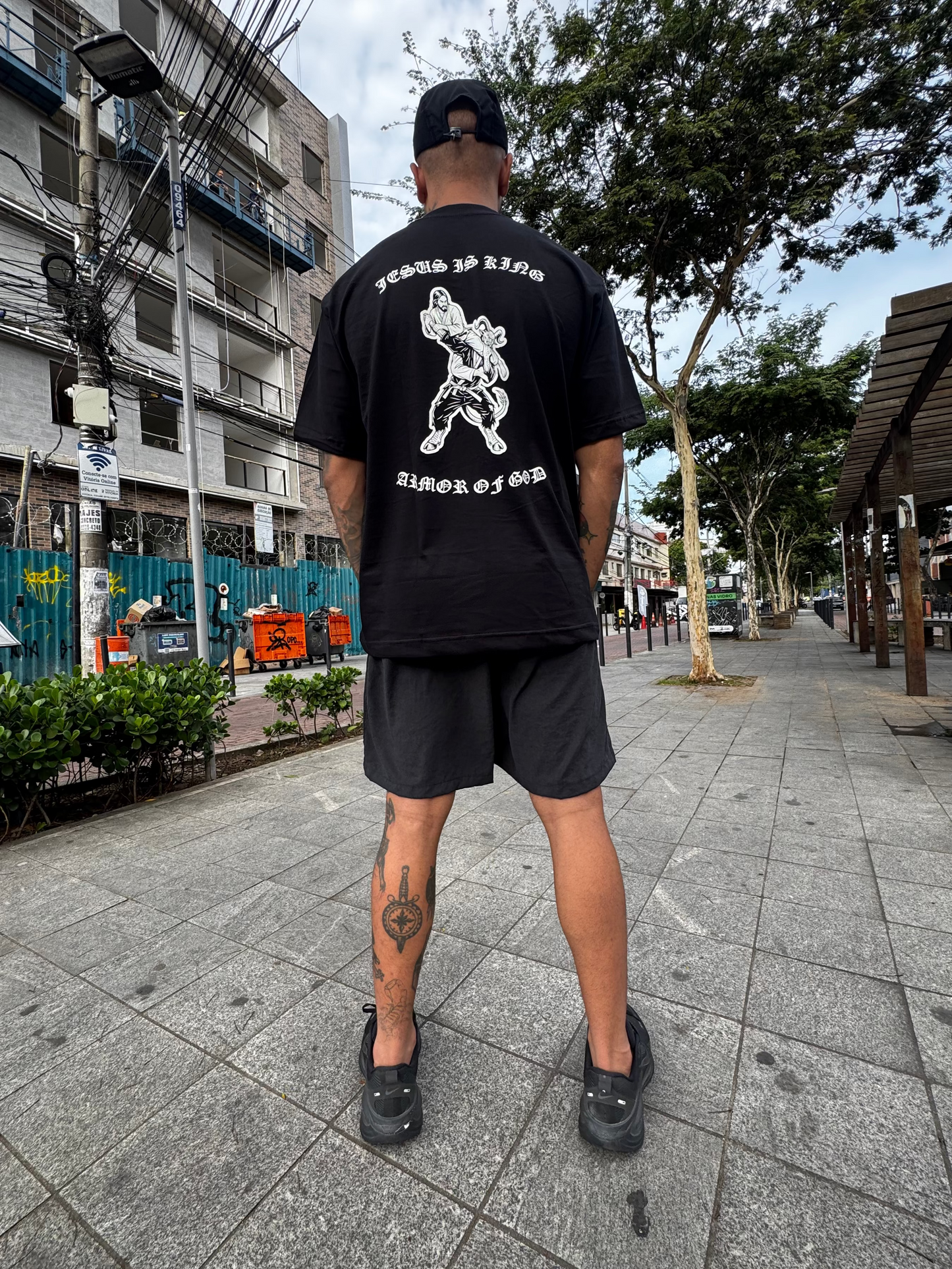 TEE “JESUS IS KING”